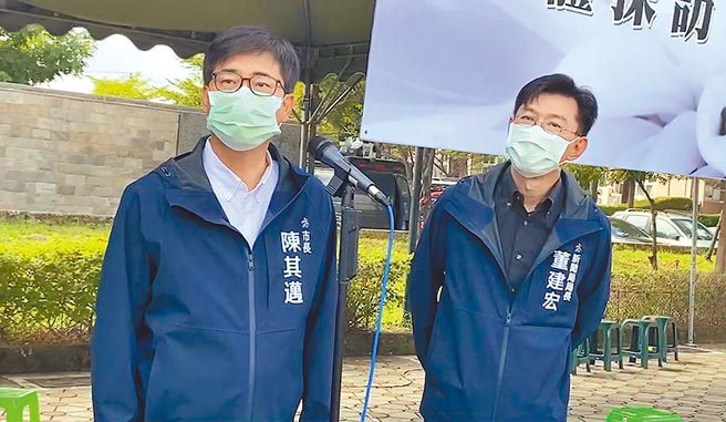 高雄市長陳其邁（左）17日上午被媒體追問46條人命是否要下台時表示，他心痛如刀割不迴避責任。（石秀華攝）