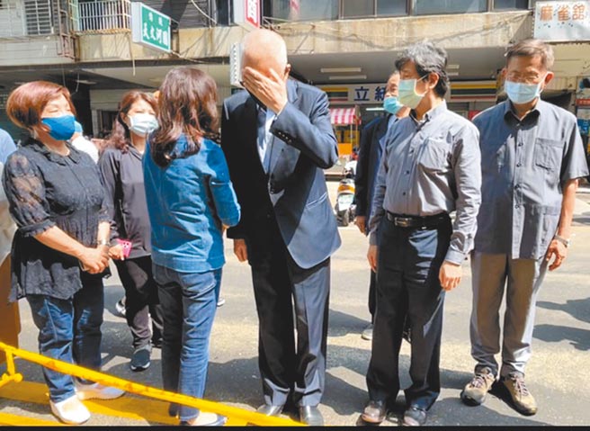 高雄盐埕区「城中城」大楼火警，造成46人丧命、41人轻重伤，前副总统吴敦义（中）17日上午到火警现场献花吊唁死者。（洪浩轩摄）