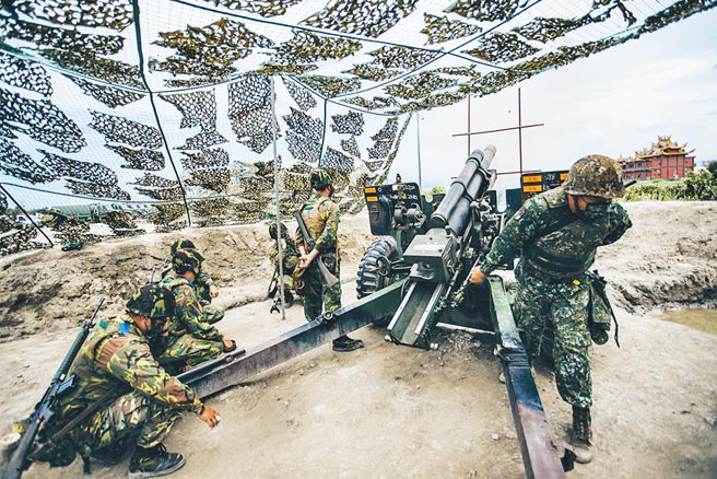 陆军决强化后备战力，步兵101旅将復编。图为后备军人在同心演习中操演。（军闻社）