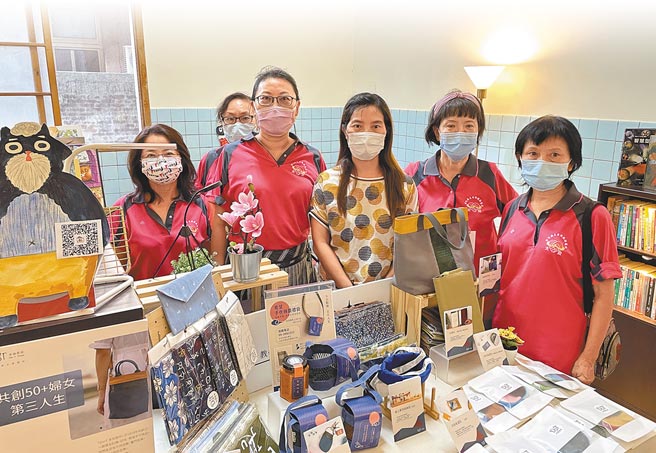 彰化铁路医院活化作为青银共融基地，执行长林秀如（中）和团队，活化一楼作为文化交流场域。（吴敏菁摄）