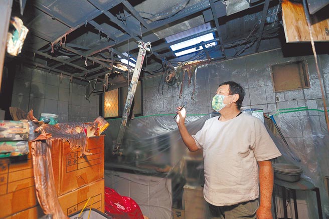 无垢舞蹈剧团团长陈念舟17日重返火场，看到办公室遭遇火劫后的惨况，难过又无奈。（黄世麒摄）