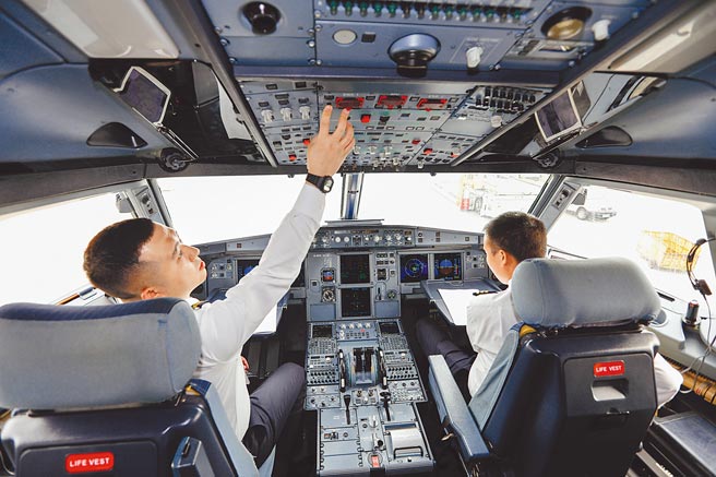 新冠疫情导致全球航空公司大幅减少班次，许多机师停飞休长假。如今航空业逐渐復甦，机师因太久没飞对飞行技巧感到生疏，成了飞安隐忧。（新华社资料照片）