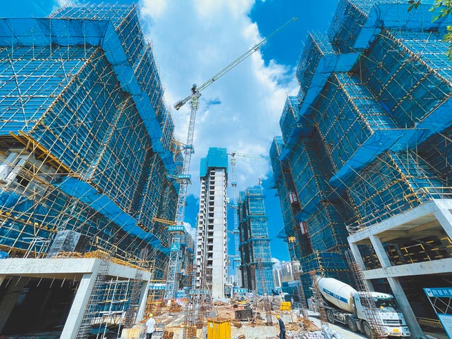 中指研究院稱，中央近1個月內3次在重要金融會議中提及房地產行業，向市場傳遞維穩信號，房企資金壓力將緩解，市場至暗已過。圖為福建福州一在建房地產樓盤。（中新社）