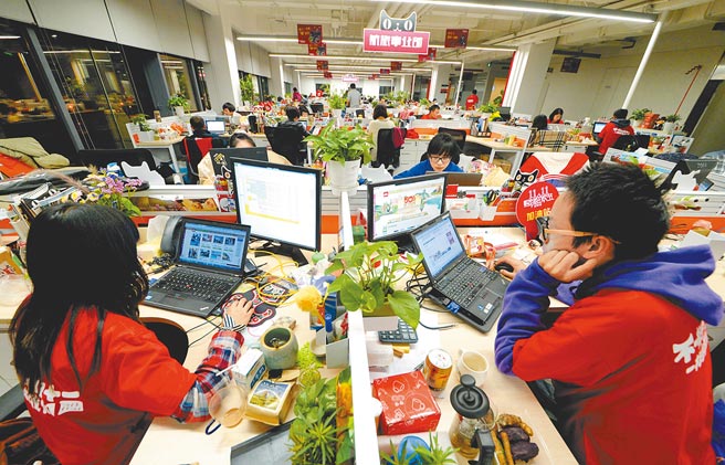 一份記載包括阿里、騰訊等大陸逾千家企業的作息表在網路上瘋傳，目的在抵制「996」工時現象。（新華社）