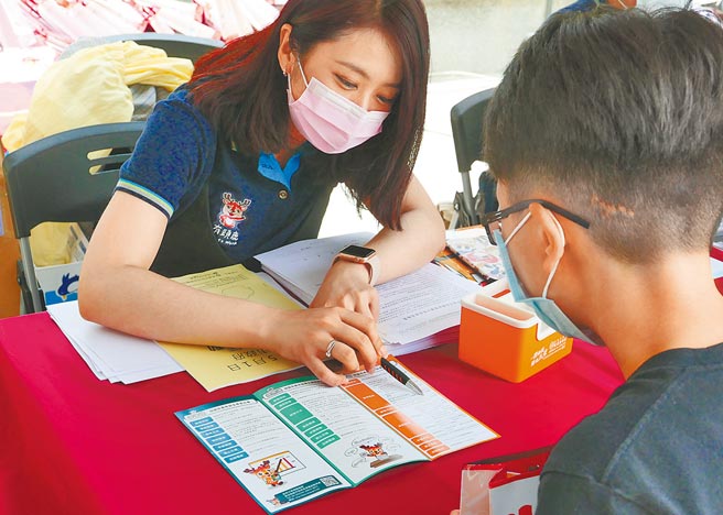 桃园市受疫情影响移工数大少4000人，导致不少工程延宕，市府推出缺工就业奖励，做满18个月最高可领10.8万元，吸引民眾就业。（桃园市政府劳动局提供／陈梦茹桃园传真）