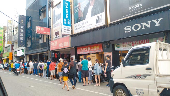 桃園市1家診所因高估每小時可替120人接種，民眾擠爆診所，排隊人龍更蔓延到馬路上，引起抱怨。（桃園市議員黃婉如提供／陳夢茹桃園傳真）