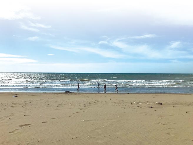 新竹县竹北市新月沙滩在歷经将近1年的修復工程后，10月重新开放使用。（庄旻静摄）