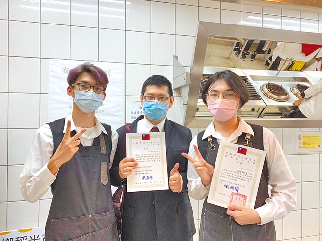 健行科技大學餐旅系學生汪子揚（右）、黃柯達（左）參加創意飲調競賽奪得大專組冠軍。（健行科大提供／呂筱蟬桃園傳真）