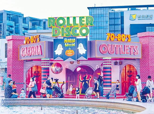 桃园华泰名品城因应万圣节打造布景装置。（华泰名品城提供／吕筱蝉桃园传真）