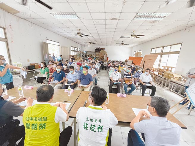 立委庄竞程与台中市议员曾朝荣17日在北屯区东山路二段民德里活动中心举行「北屯区大坑无自来水地区争取供水改善说明会」。（冯惠宜摄）