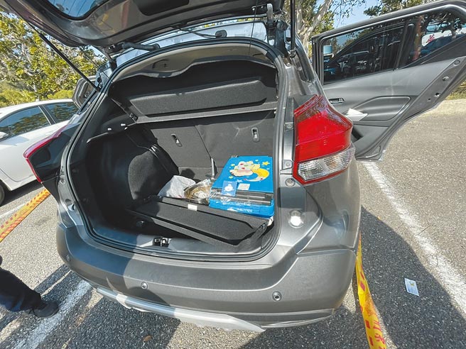 嘉义市16岁女高中生与同校兼课连姓男老师一同昏迷在车内，警方在车内发现木炭和疑似助燃液体。（读者提供／吕妍庭嘉义传真）