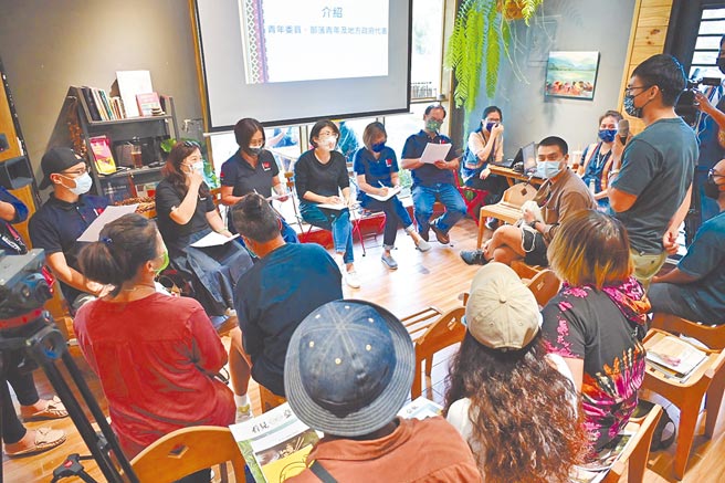 台東縣府17日於太麻里力卡珈琲辦理第2場部落青年圍火座談會。（台東縣府提供／蔡旻妤台東傳真）