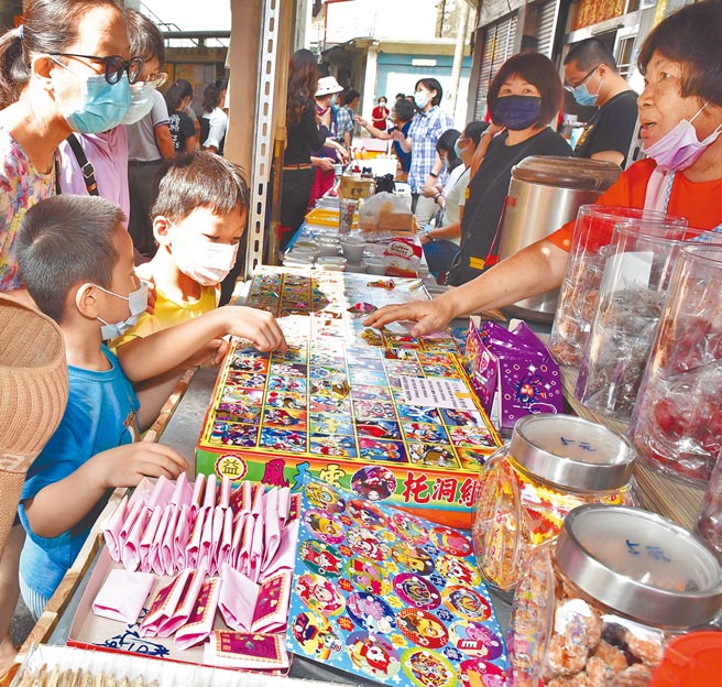 孩童對「戳戳樂」禮盒充滿興趣。（林瑞益攝）