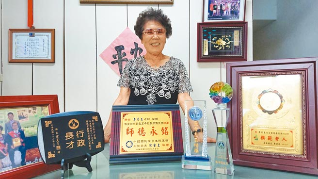 82岁志工李秀玉无私奉献，向长辈分享如何适应晚年生活；她笑说，要做志工到单位嫌我太老为止。（蔡旻妤摄）