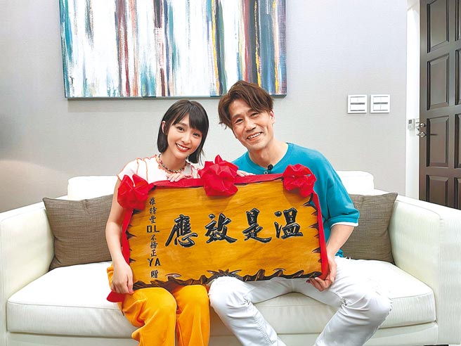 溫妮（左）日前上羅時豐的YT節目宣傳。（羅時豐D.L不務正YA提供）