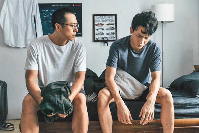 莊凱勛（左）與曹晏豪在《噬罪者》飾演性格迥異的親兄弟。（中天綜合台提供）