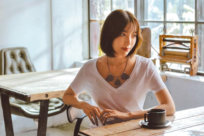 蔡淑臻跨越道德尺度，在劇中飾演「地表最強小三」唐娟。（中天綜合台提供）