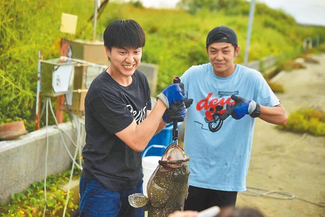 江宏杰（左）代班主持《就是这味》，与姚元浩钓鱼。（三立提供）
