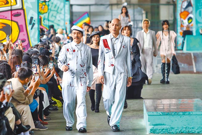 黃宣（右）首度與爸爸一同走秀，透露希望下次有機會能與爸媽一同走秀。（鄧博仁攝）