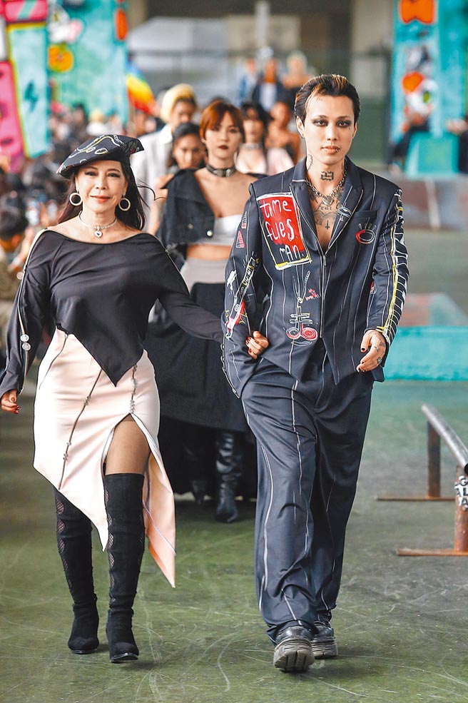 Marz23（右）攜手媽媽陳慧娥走上伸展台，以黑色西裝、套裝展現酷帥時尚魅力。（鄧博仁攝）