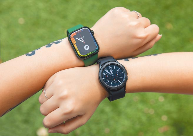 记者从Apple Watch Series 6换到Series 7（图上）后，明显感觉到萤幕比过往更大、更亮，还有全新的「轮廓」（见图），至于Galaxy Watch 4 Classic（图下），外表更有质感且好搭配时尚服饰，还有能简单切换功能的实体旋转表圈。（石智中摄）