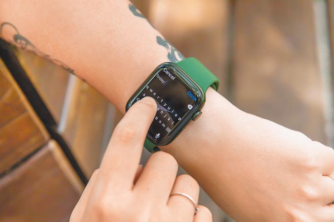 Apple Watch Series 7（见图）萤幕面积比上代增加20%，仅1.7mm的边框比上代窄40%。（石智中摄）