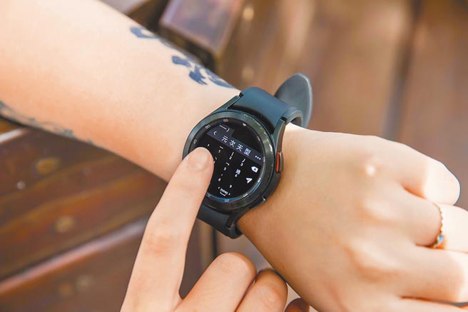 Galaxy Watch 4 Classic（见图）虽然此次实测为42mm版，但萤幕仍能看到与45mm的Apple Watch差不多的内容，且支援内建的三星键盘。（石智中摄）