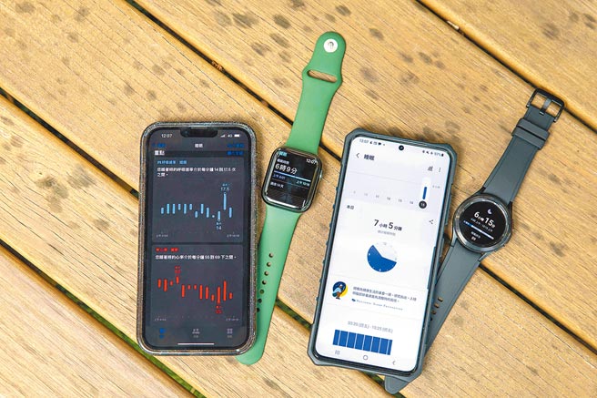 Apple Watch Series 7、 Galaxy Watch 4 Classic2款均有导入睡眠侦测功能。（石智中摄）