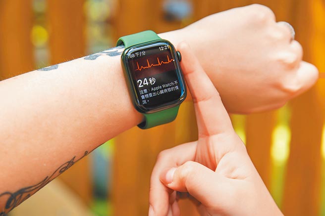 在健康监测功能上，Apple Watch Series 7（见图）延续使用者喜爱的心电图、血氧浓度、高心率与低心率通知、跌倒侦测、经期追踪及噪音通知等功能。（石智中摄）