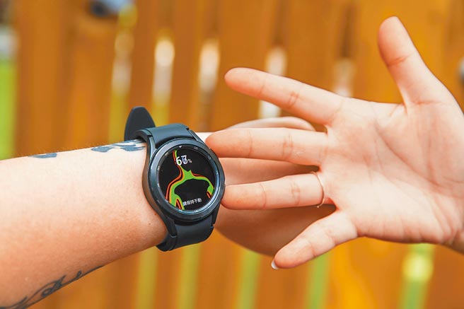 在健康监测功能上，Galaxy Watch 4 Classic（见图）加入全新的三合一感应器，提供光学心率PPG、ECG心电图，以及全新的BIA生物电阻感应器，更首次导入「身体组成」功能。（石智中摄）