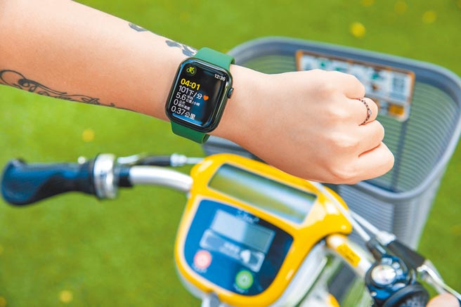 Apple Watch在watchOS 8中新增太极跟皮拉提斯2款运动记录功能，更加入全新的脚踏车训练提示功能（见图）。（石智中摄）