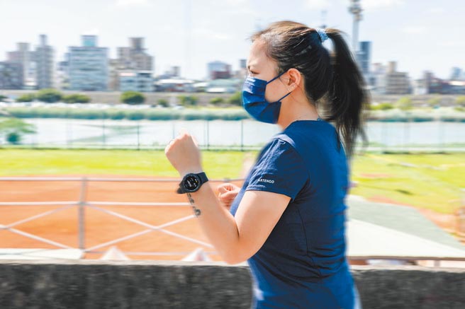 Galaxy Watch 4 Classic拥有90多种运动模式及团体挑战功能，同样拥有走路、跑步等运动的自动侦测及记录功能（见图）。（石智中摄）