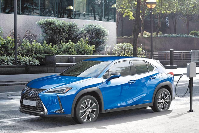 LEXUS UX 300e承袭LEXUS长久以来的职人工艺及高质感内装铺陈，成为一台时尚又吸睛的都会潮旅。（和泰汽车提供）