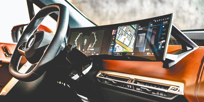 一体式曲面萤幕结合全新iDrive 8使用者介面与车况抬头显示器，营造尊荣豪华的环舱感受。（汎德提供）