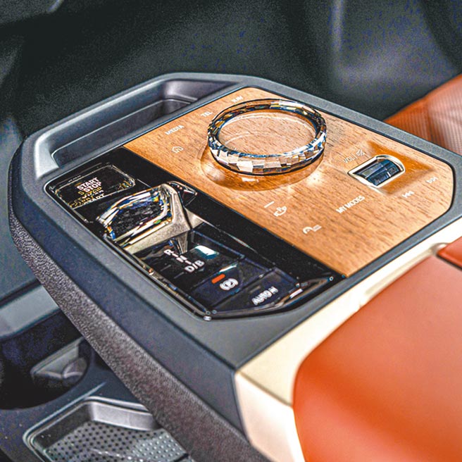 全新的排檔座设计，结合iX旗舰版专属水晶内装套件与FSC森林管理委员会认证木材面板。（汎德提供）