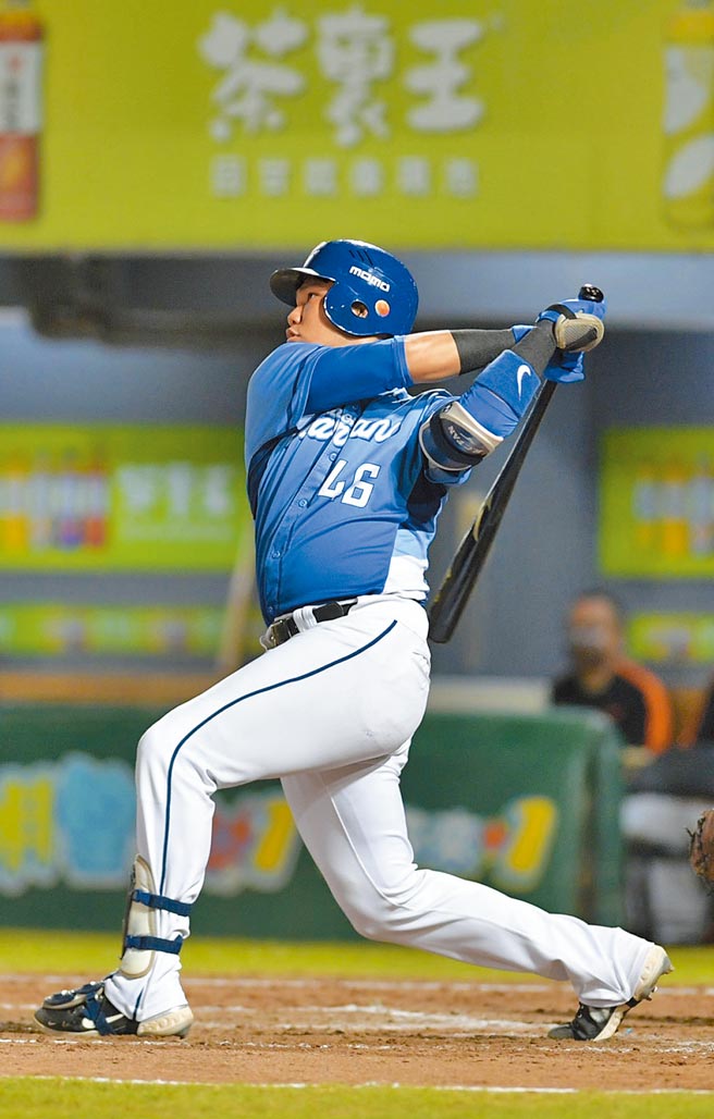富邦悍将范国宸敲出致胜三垒安打，获选单场MVP。（富邦悍将提供）