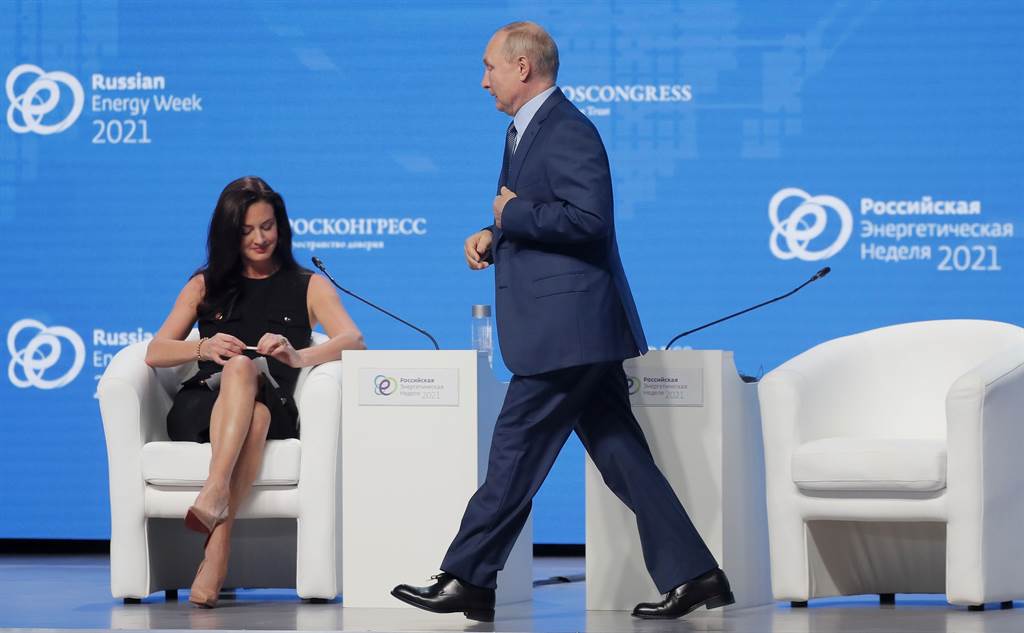 俄罗斯总统普丁10月13日在「俄罗斯能源周」（Russian Energy Week）莫斯科国际论坛中，接受CNBC女主播甘贝儿（Hadley Gamble）专访。（路透）(photo:ChinaTimes)