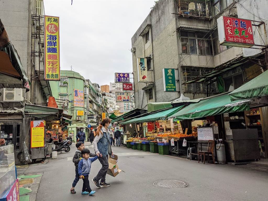 台北市不只大馬路邊的老舊建築改建熱門外，巷弄內的老宅改建也相當積極。(圖/葉思含攝)