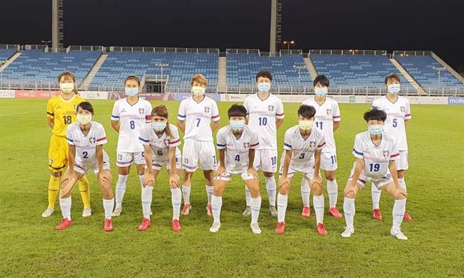 中華女足在亞洲盃資格賽對寮國先發11人賽前合影。（中華足協提供）