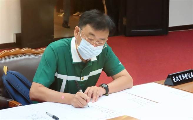 立委黄国书认了曾当国民党线民，宣布将退出民进党。（图／摘自黄国书脸书）