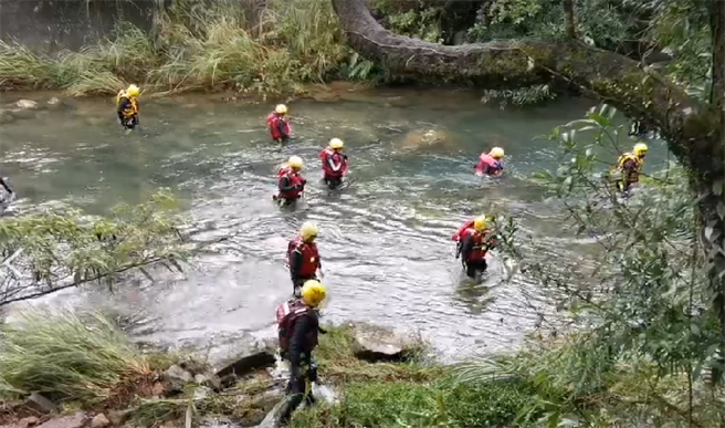 搜救虎豹潭2女学生逾60小时，今出动357人下游往上找。(戴志扬翻摄)