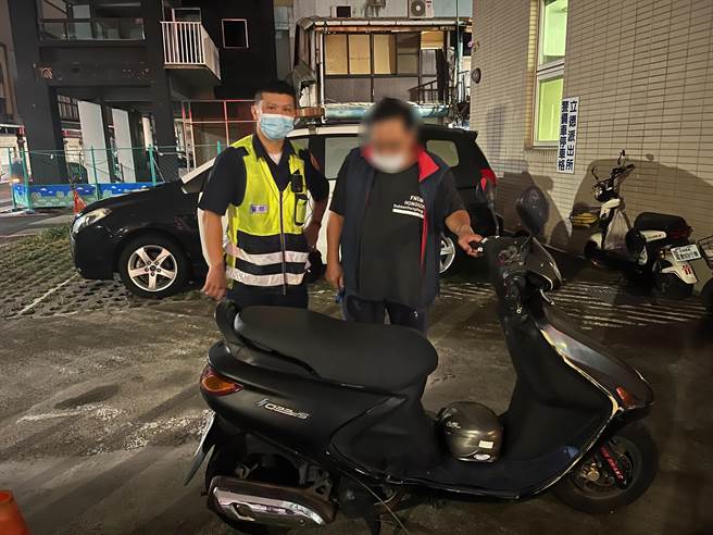 许男到台中市警察局第三分局立德派出所报案，指称机车遭窃，经警察展开地毯式搜索，最后在200公尺外发现许男的机车，让他对自己的糊涂感到非常不好意思，也深深感谢员警耐心协助。（台中市第三分局提供／冯惠宜台中传真）