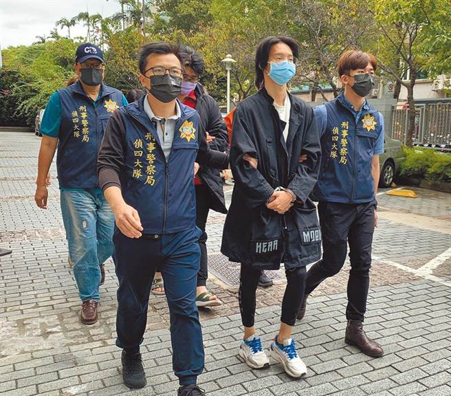 百萬網紅YouTuber「小玉」（右2）涉嫌利用AI「Deepfake」技術，將正妹網紅、民代「換臉」製作色情片並兜售。刑事局逮捕小玉等3嫌，昨移送法辦。（翻攝畫面／胡欣男台北傳真）