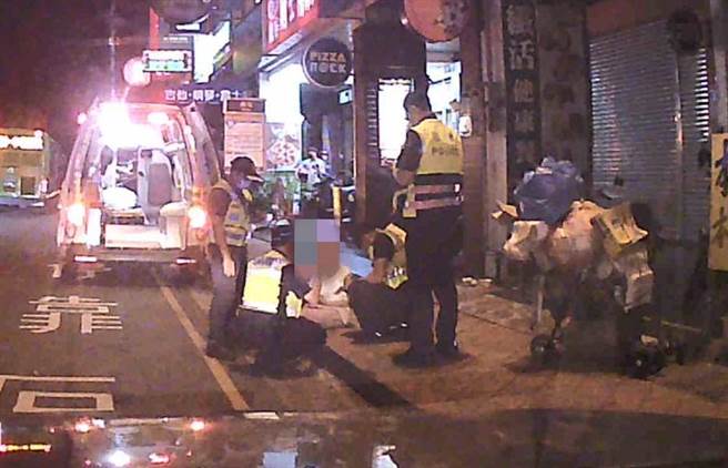 警方赶到时提供饮用水予老妪，俟其恢復体力后；老妪始缓缓道出午间自西屯区自宅出门，一时迷失方向。（警方提供）