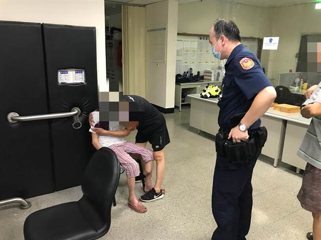 警方赶紧将老妪带返警所休憩并联络其家属，家属见老妪平安无恙，开心地与老妪相拥而泣。（警方提供）
