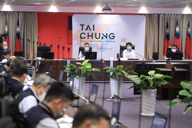 台中市長盧秀燕強調，以安全穩健方式實施，調度考慮醫護人員施打時的體力，不能累垮護人員。（盧金足攝）