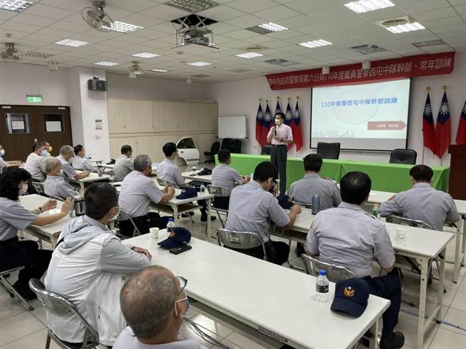 义警组训配合防疫新生活运动，落实社交距离，加强个人卫生防护措施。（民眾提供／卢金足台中传真）