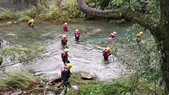 新北市消防局今（19日）再度動員357人及各式機具搜索，畫設13個搜索責任區，從水、陸、空三方加強搜索。（消防局提供）