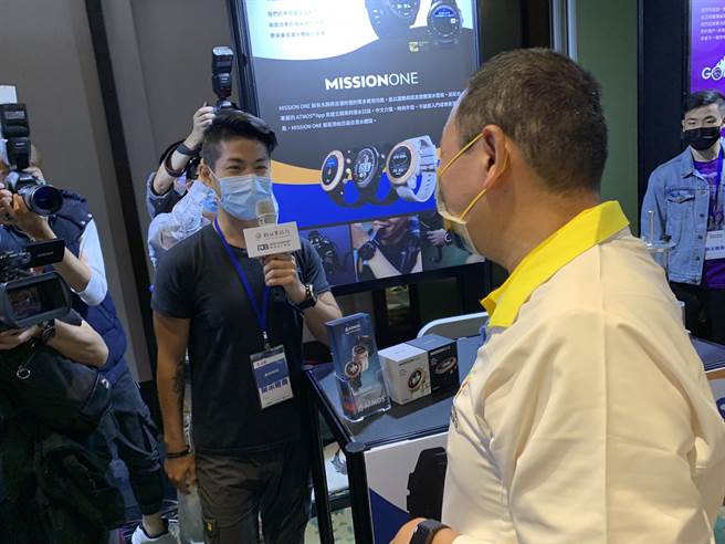 新北市长侯友宜上午参加2021新北市运动产业博览会暨科技趋势论坛，走访各家业者摊位。