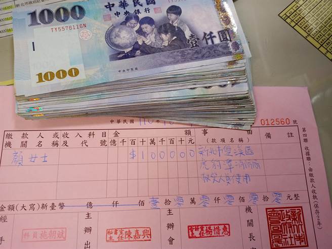 独居的顏姓阿嬷专程从杨梅搭车北上 ，捐出10万元要给双溪虎豹潭消防救难人员增添装备。（新北市社会局提供）